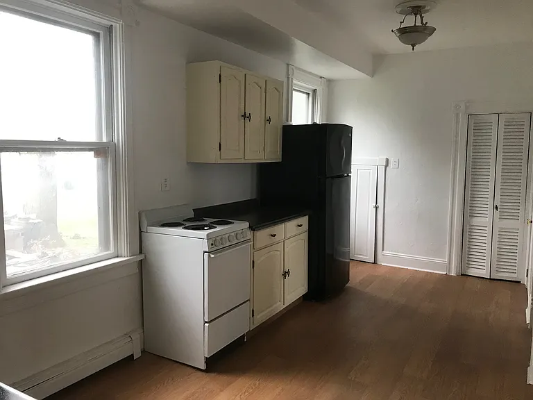 Spacious eat in kitchen with dishwasher
