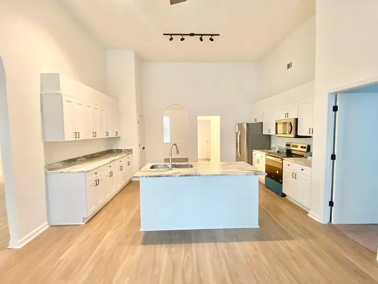 129 Tappan Zee Dr — Photo 7