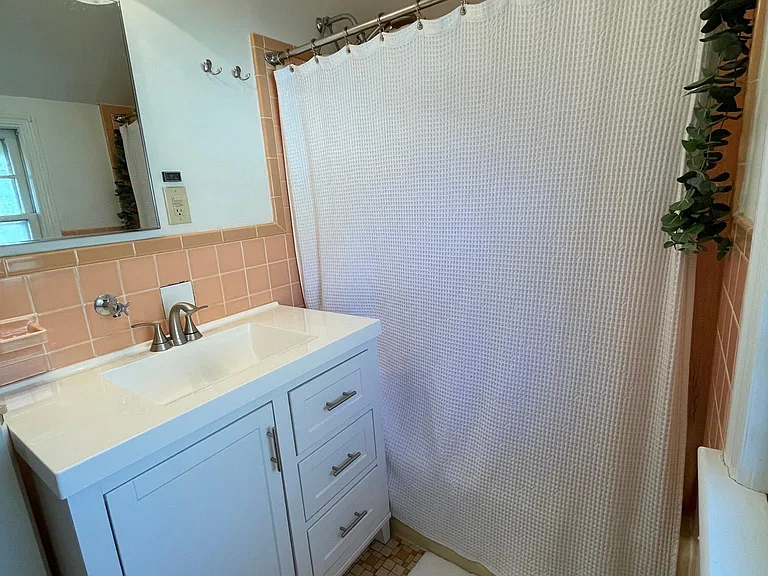 302 N Esther St — Photo 12