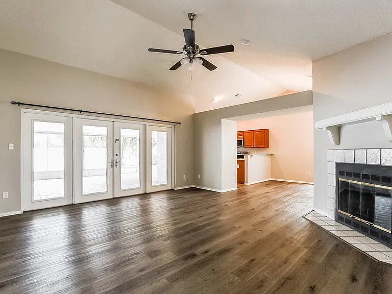 1029 Beckstrom Dr — Photo 3