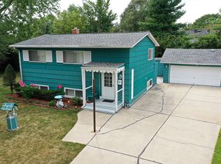 9 Livingston Ave, Carpentersville, IL 60110