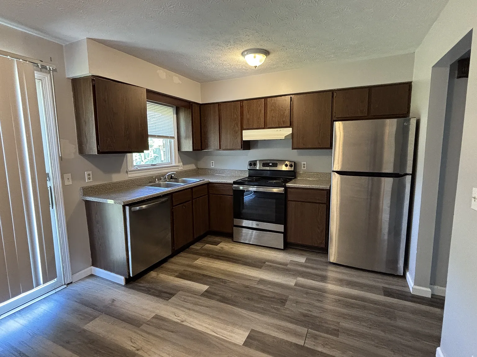 601 Lakeview Drive - 1 — Photo 4