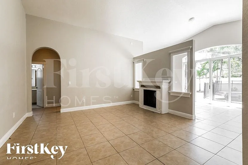3 bed, 2.0 bath, 1705 sqft, $3,115 — Photo 3
