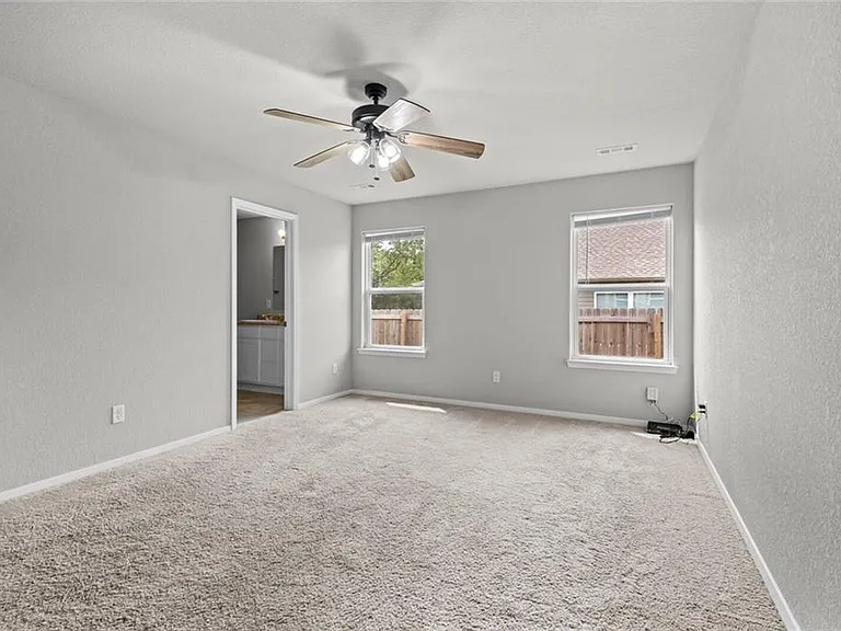 313 Woodcreek St — Photo 2