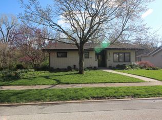 217 Parkview Dr, Bloomington, IL