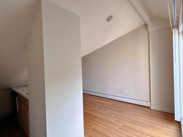 208 University Ave — Photo 18