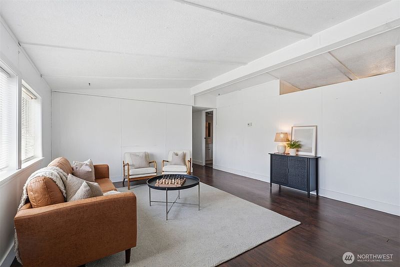4th image of 604 N Elm Street