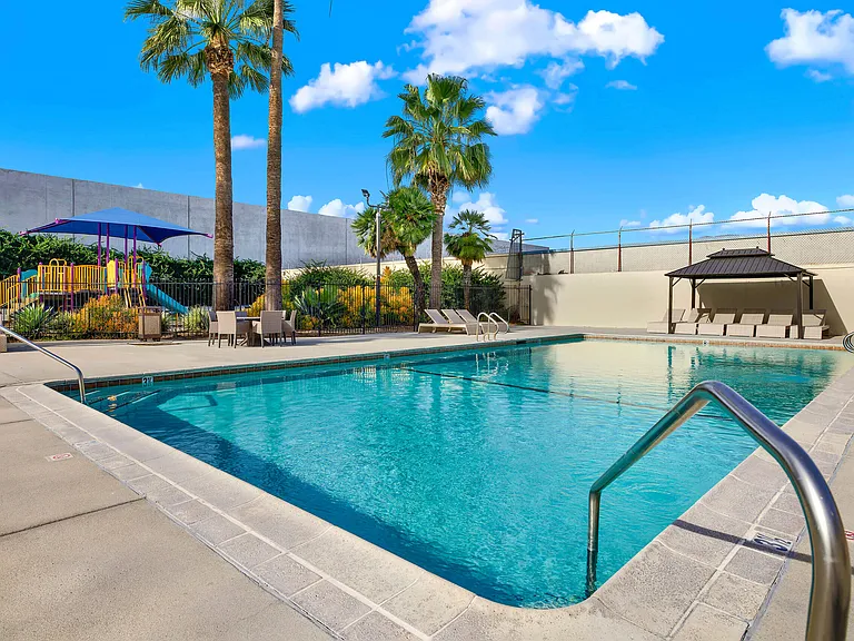 Serrano Apartments — Photo 45