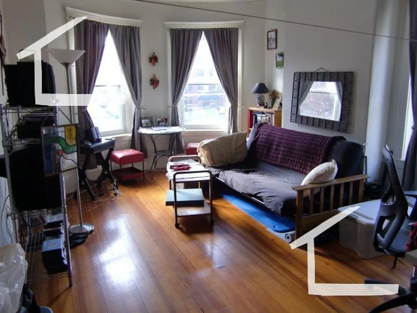 Nice 2 bed split in Allston — Photo 3