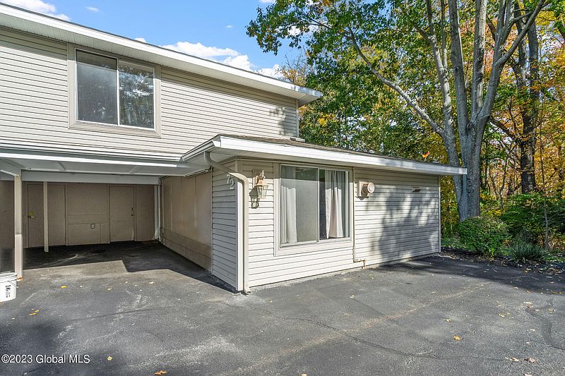 2nd image of 72 Yorkshire Drive