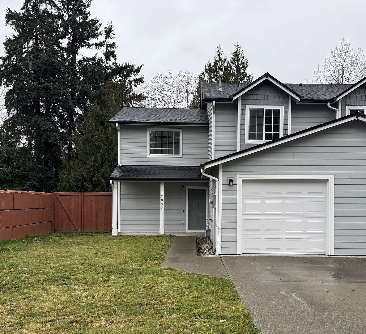 Charming 3-Bed Duplex with 2.5 Baths & 1400 Sq Ft - Prime Bonney Lake Location! — Photo 2