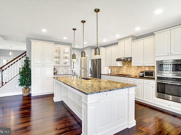 4th image of 18 Ascot Dr