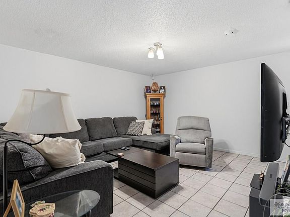 5th image of 608 W Iris Ave