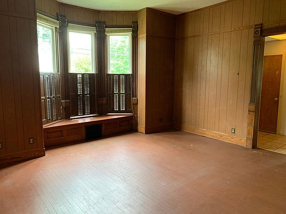 5th image of 401 S Walnut St APT 1