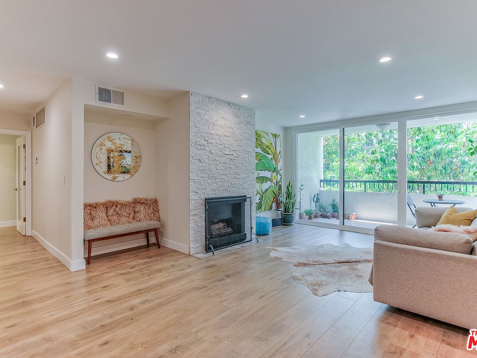 1st image of 906 N Doheny Dr APT 215