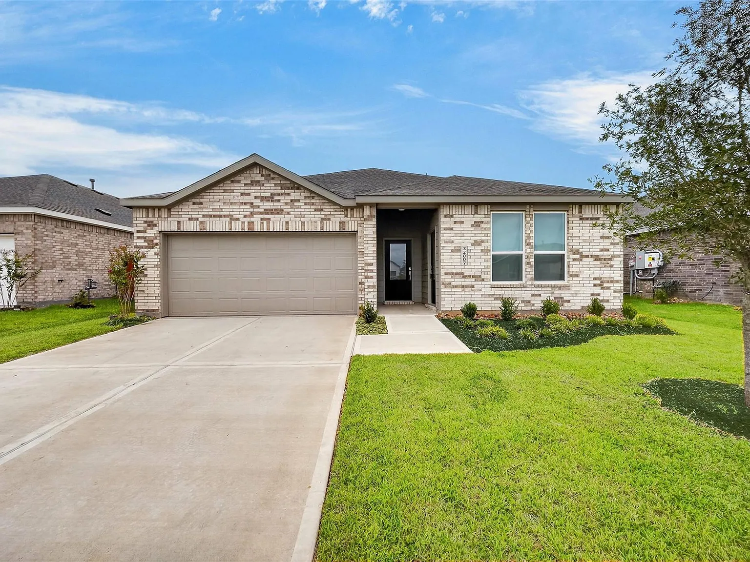 4 bed, 3.0 bath, 2368 sqft, $2,600 — Photo 3