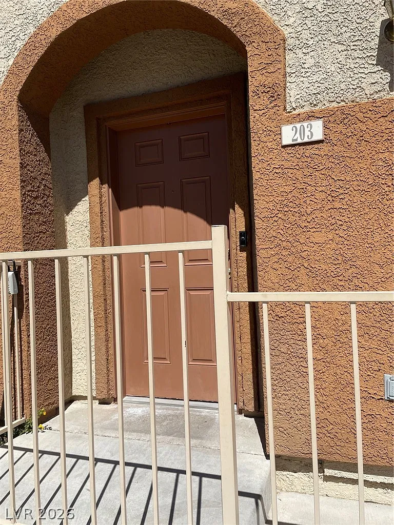 3 bed, 2.0 bath, 1260 sqft, $1,900 — Photo 1