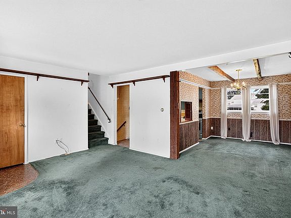 5th image of 6 Wickford Ave