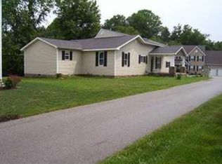 12 Hayes Ln, Hurricane, WV 25526