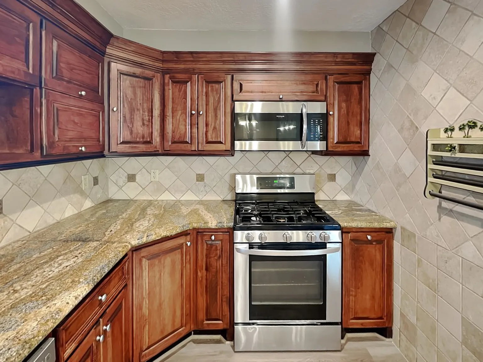 3 bed, 2.0 bath, 1410 sqft, $1,799 — Photo 4