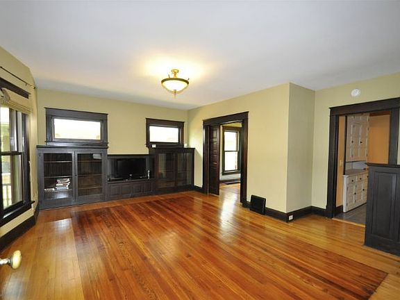 5th image of 718 Van Buren St