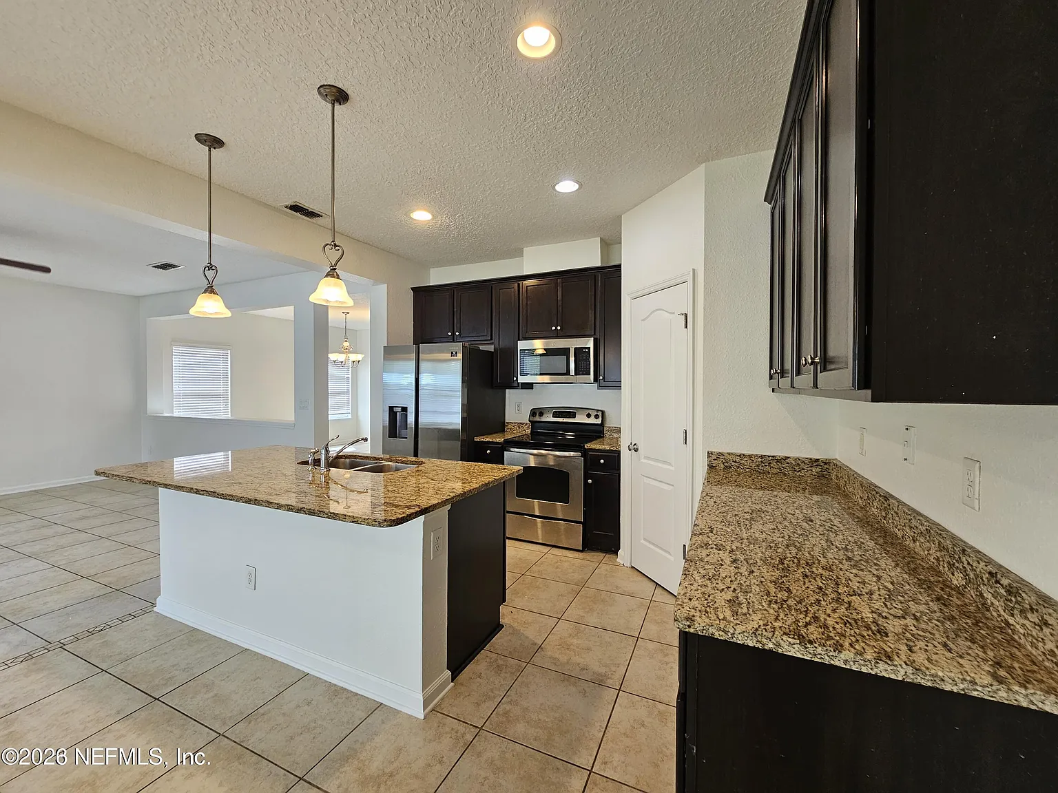 4 bed, 2.5 bath, 2227 sqft, $2,350 — Photo 2