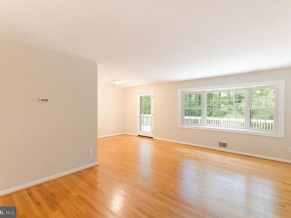 3rd image of 8206 Chancery Ct