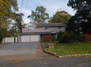 41 Adelhaide Ln, East Islip, NY 11730