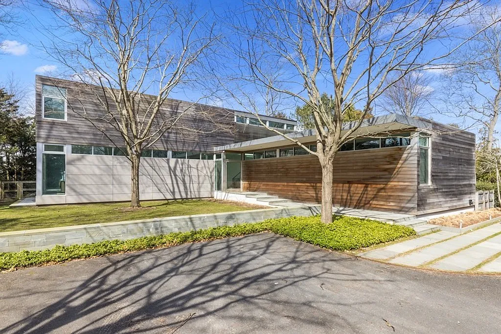 Sag Harbor bay front home chic and modern — Photo 1