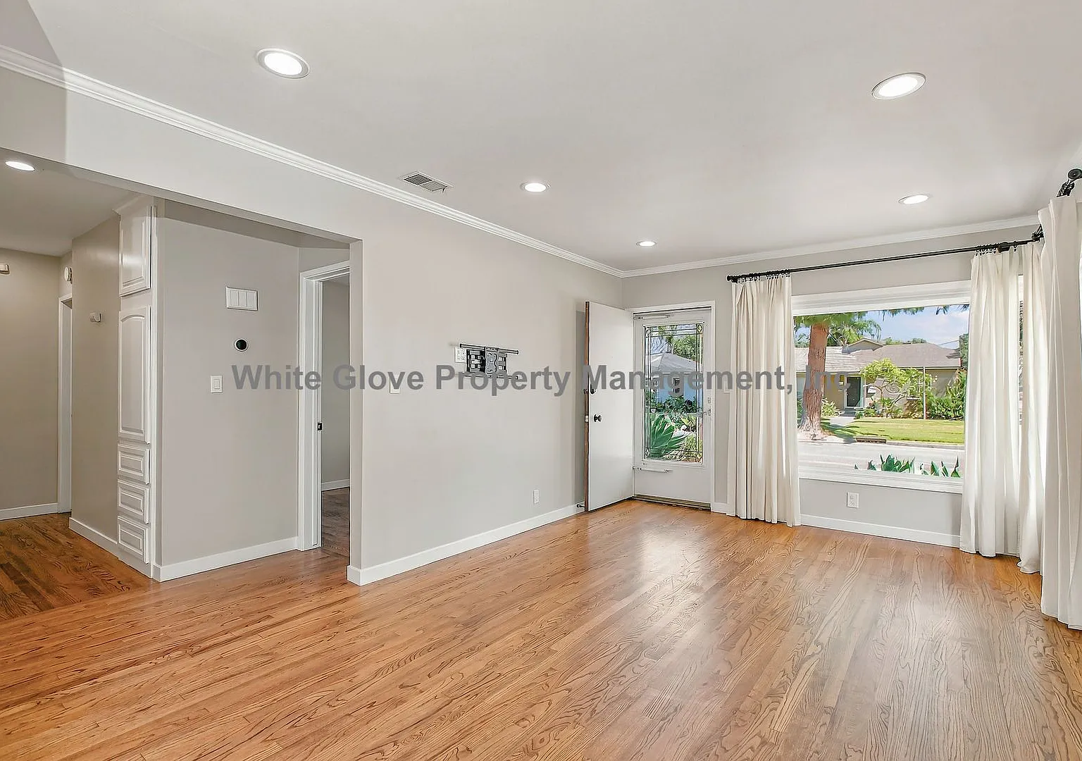 Beautiful 3 Bedroom Lakewood Home with Updated Kitchen — Photo 3