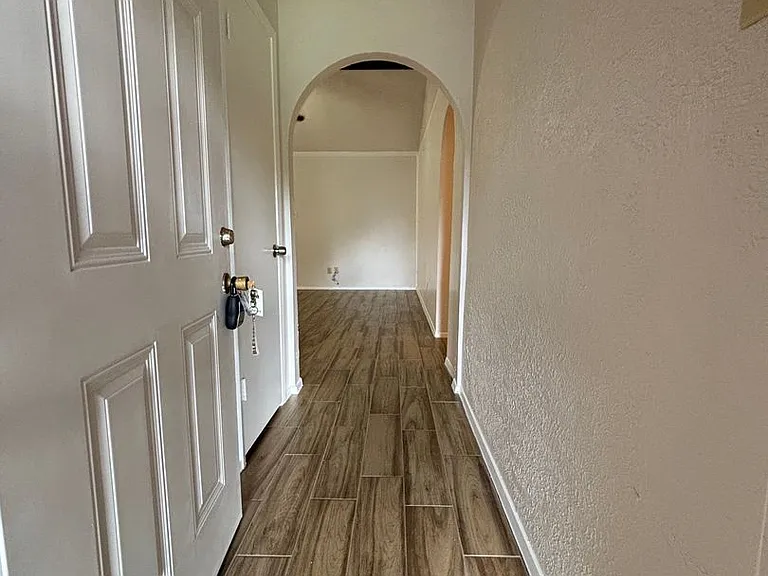 912 Vaughn Dr — Photo 3