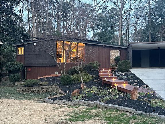 2nd image of 1121 Vistavia Cir