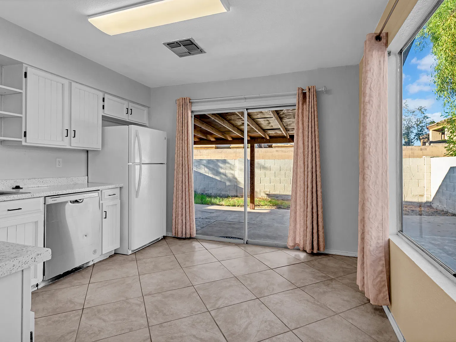 3 bed, 1052 sqft, $1,900 — Photo 2