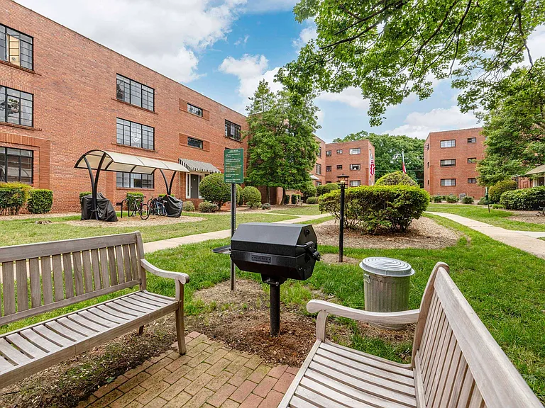 Cameron Court Apartments — Photo 56