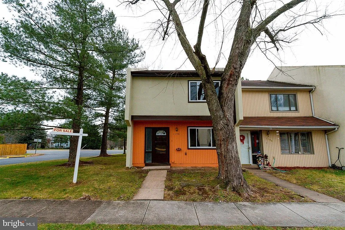 3 bed, 2.5 bath, 1240 sqft, $2,300 — Photo 2