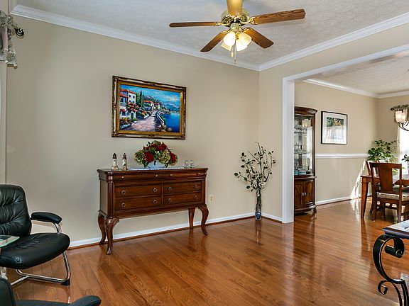 Living Room w/Hardwood Floor