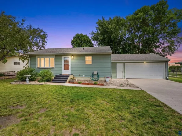 120 S 7th Ave, Brandon, SD 57005