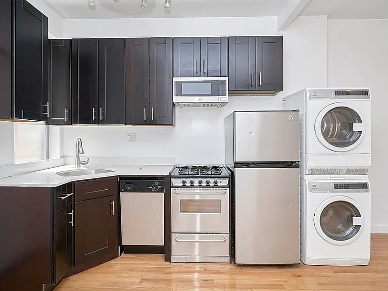 104 E 7th St #14 — Photo 6