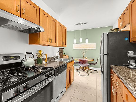 3rd image of 385 E 18th St APT 4H