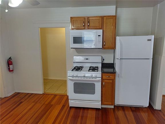 5th image of 1564 Main St