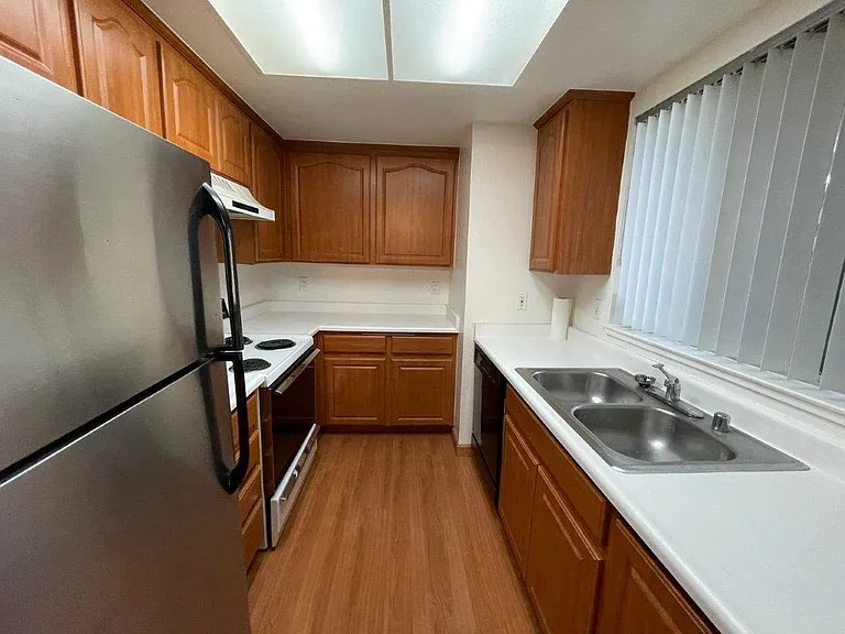 472 Lancaster Ln — Photo 3