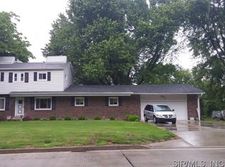 907 Glen Crossing Rd, Glen Carbon, IL 62034
