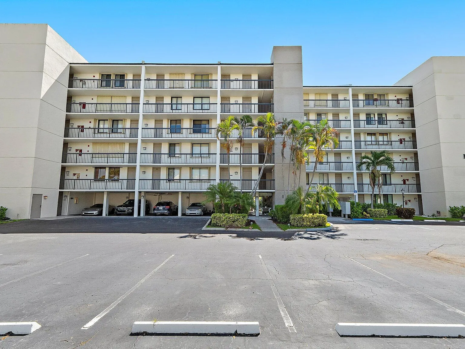 2 bed, 3.0 bath, 1800 sqft, $7,000 — Photo 2