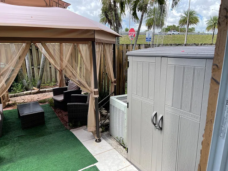 PRIVATE PATIO (b)