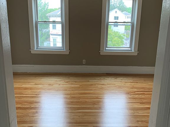 4th image of 6 Ekman St #Iii