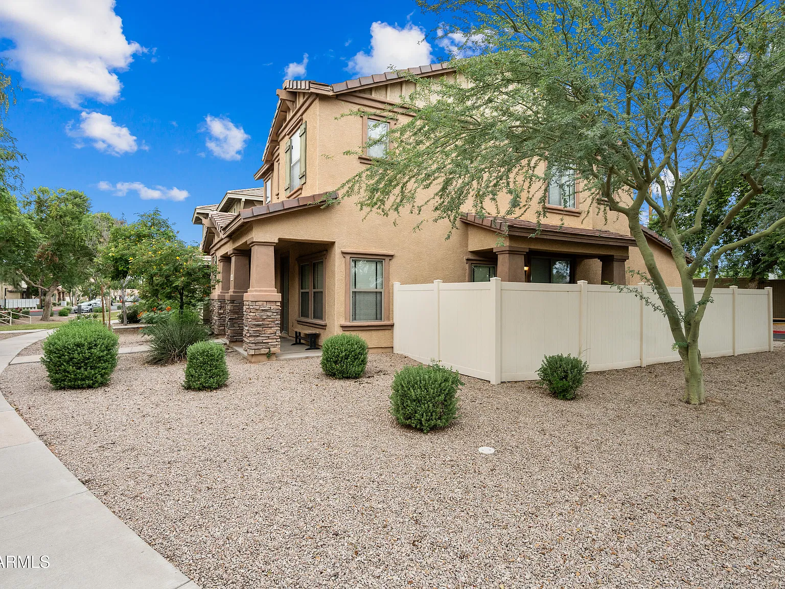 3 bed, 2.5 bath, 1818 sqft, $2,500 — Photo 2