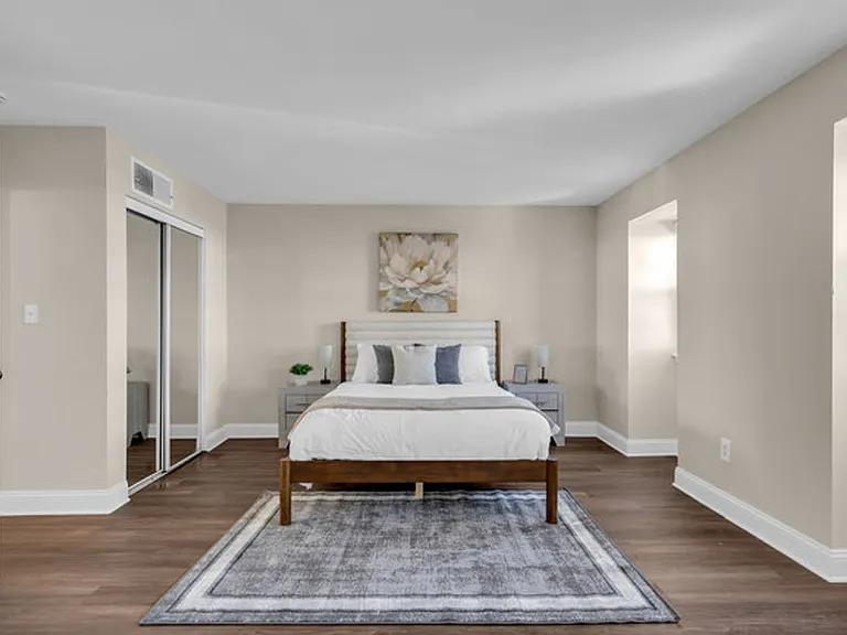 Chateau Apartments — Photo 51