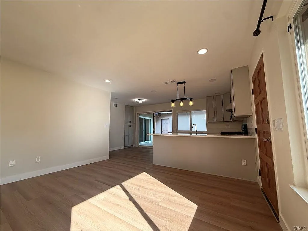 3 bed, 972 sqft, $2,650 — Photo 2