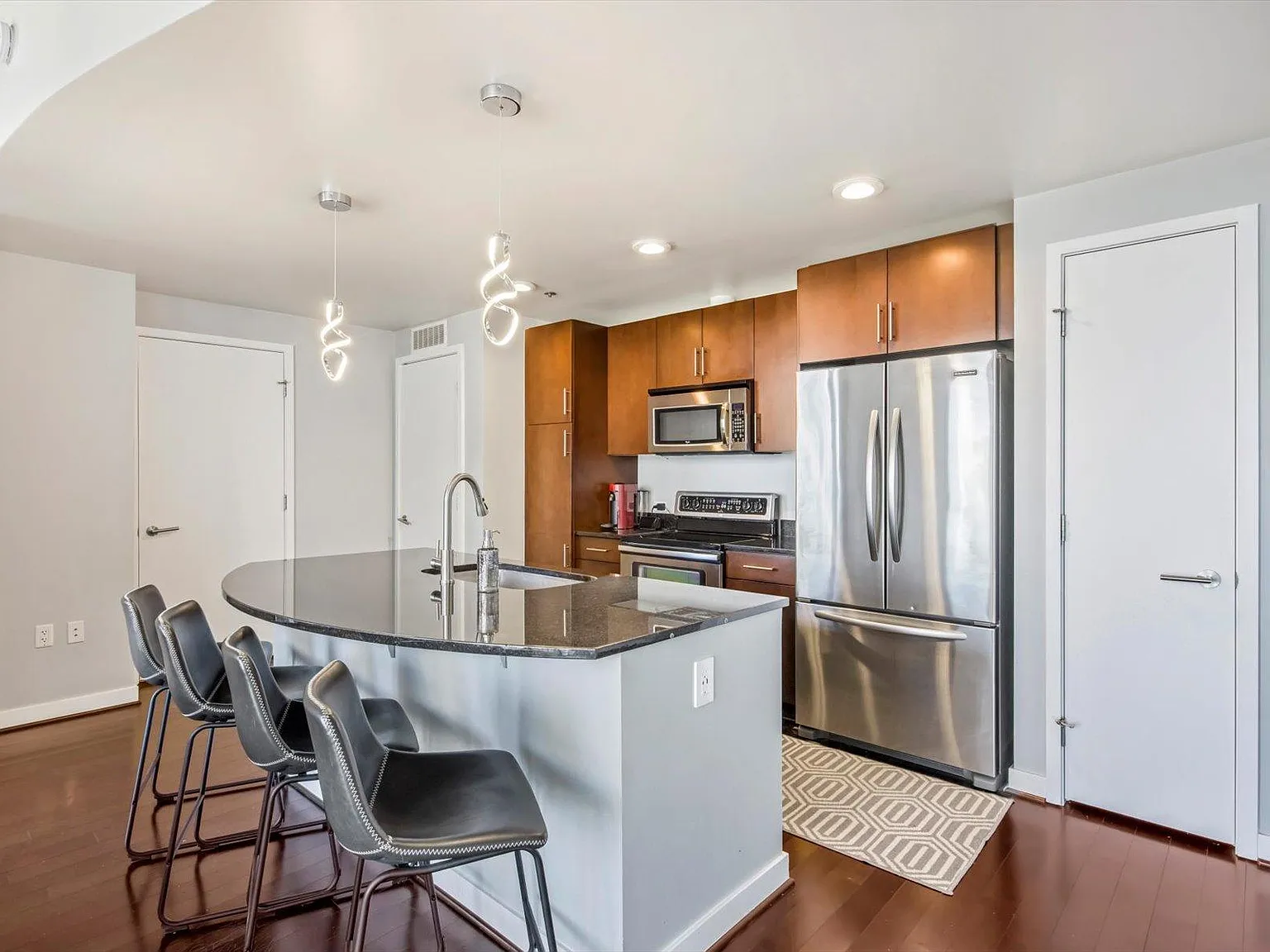 1 bed, 809 sqft, $2,350 — Photo 3