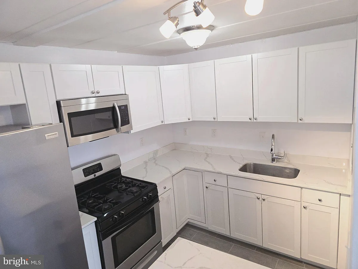 Building Photo - 6011 Emerson St #311